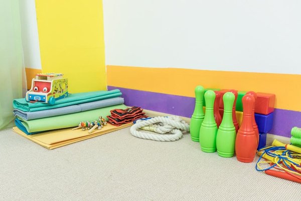 Comment intégrer un chien dans un foyer déjà occupé par d'autres espèces d'animaux domestiques, comme des oiseaux ou des reptiles ?